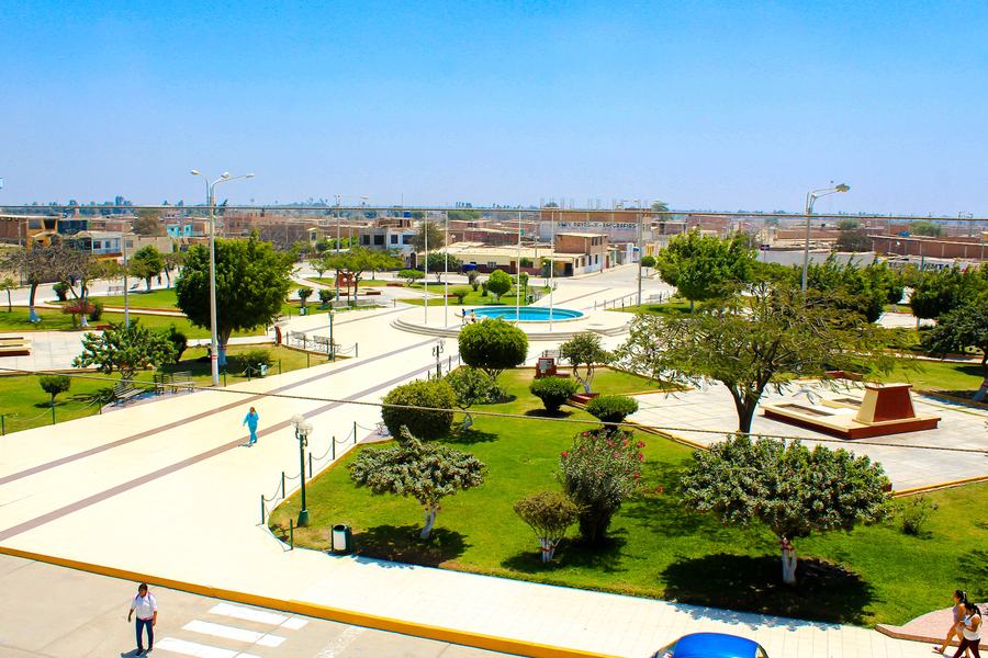 Vista de una avenida principal de Pueblo Nuevo con áreas verdes.